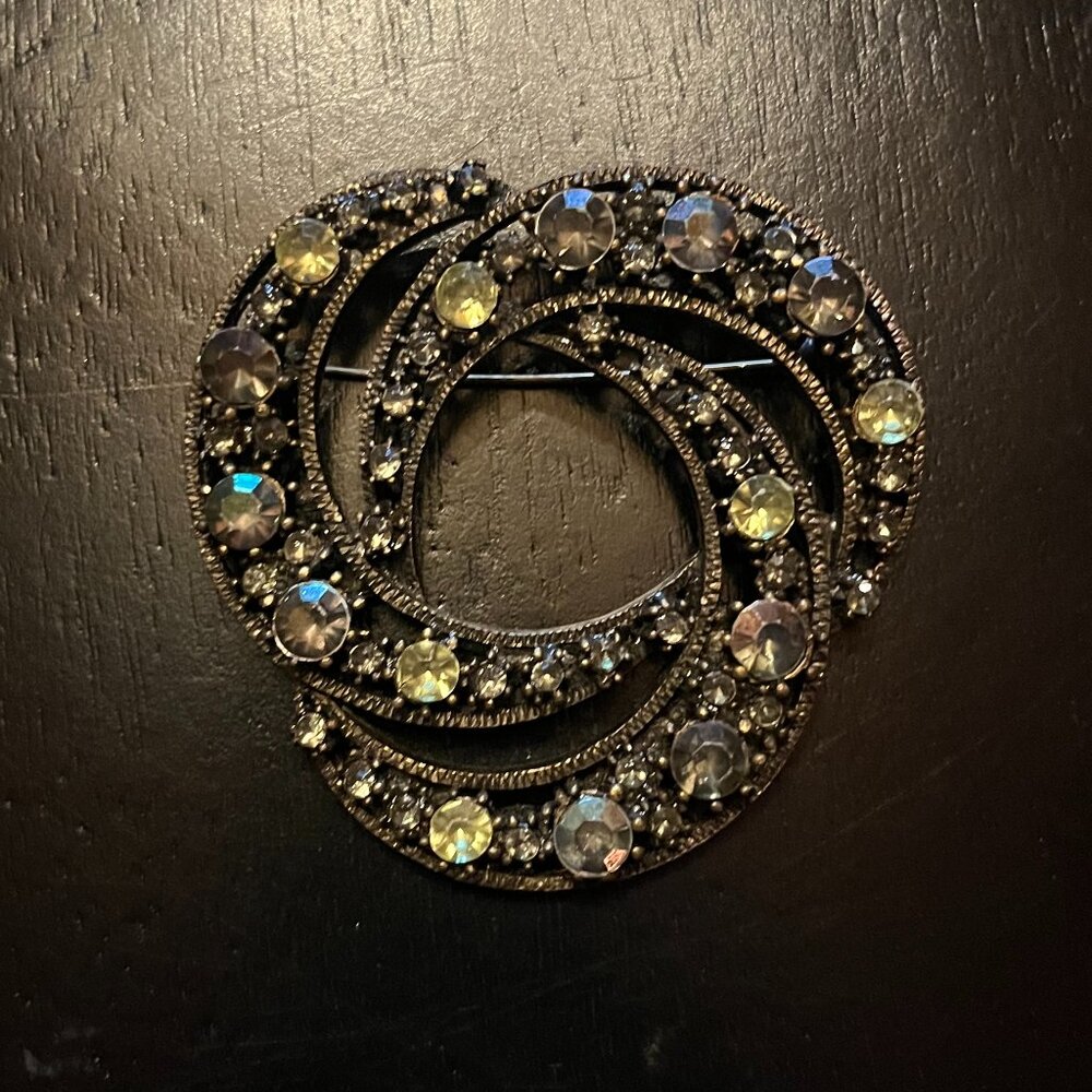 Vintage Antique Gold Tone Trefoil Knot Brooch with Green Rhinestones